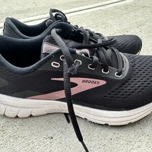 Brooks size 6